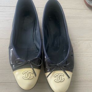 Chanel two tone ballet flats patent leather
